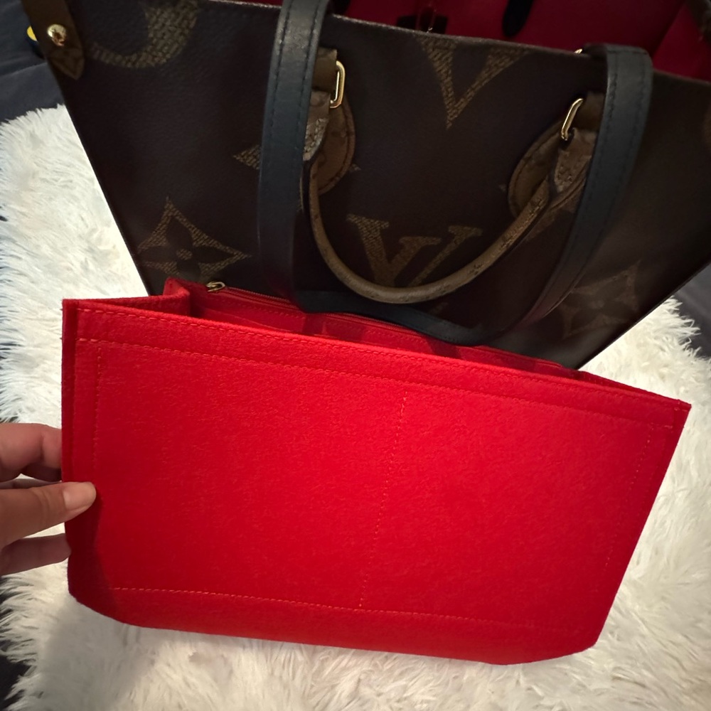 Louis Vuitton OnTheGo - Picture 8 of 16